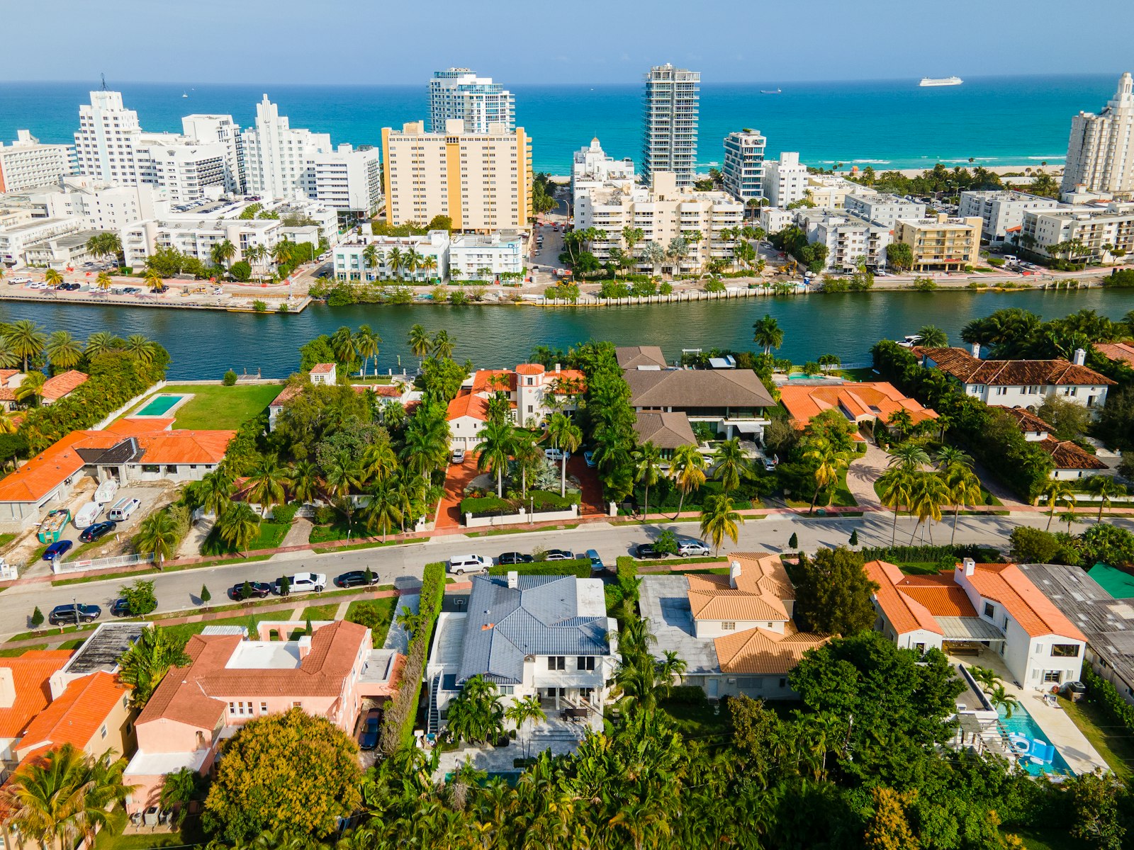 Vista aérea de un barrio de casas unifamiliares en Miami-Dade, con el skyline de Miami Beach al fondo