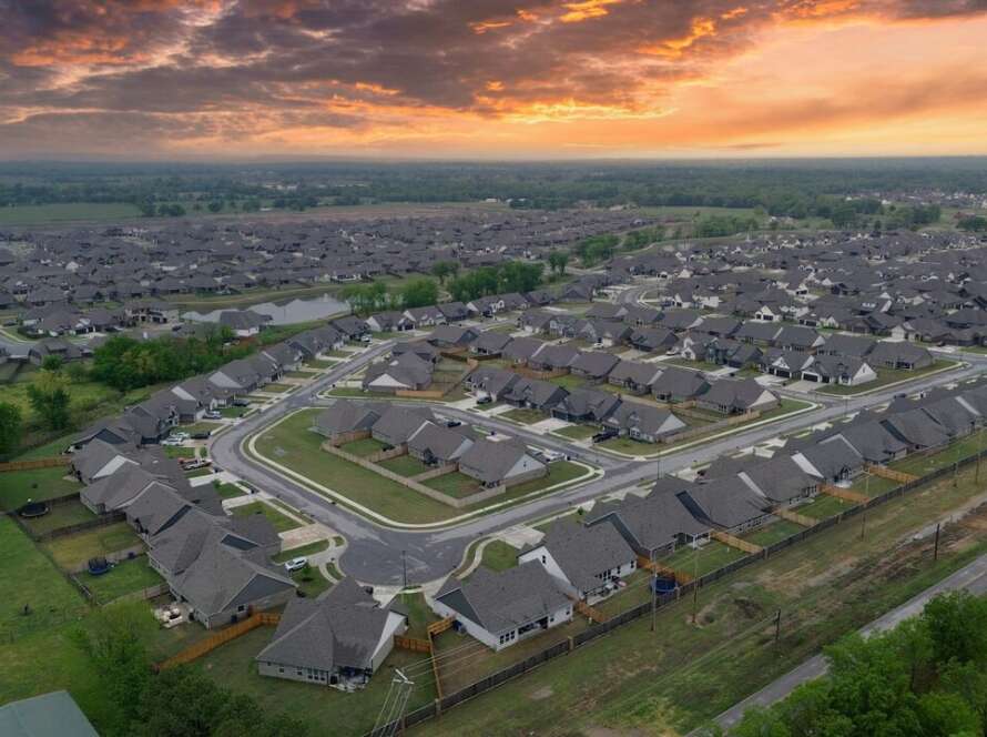 Vista aérea de un barrio residencial al atardecer