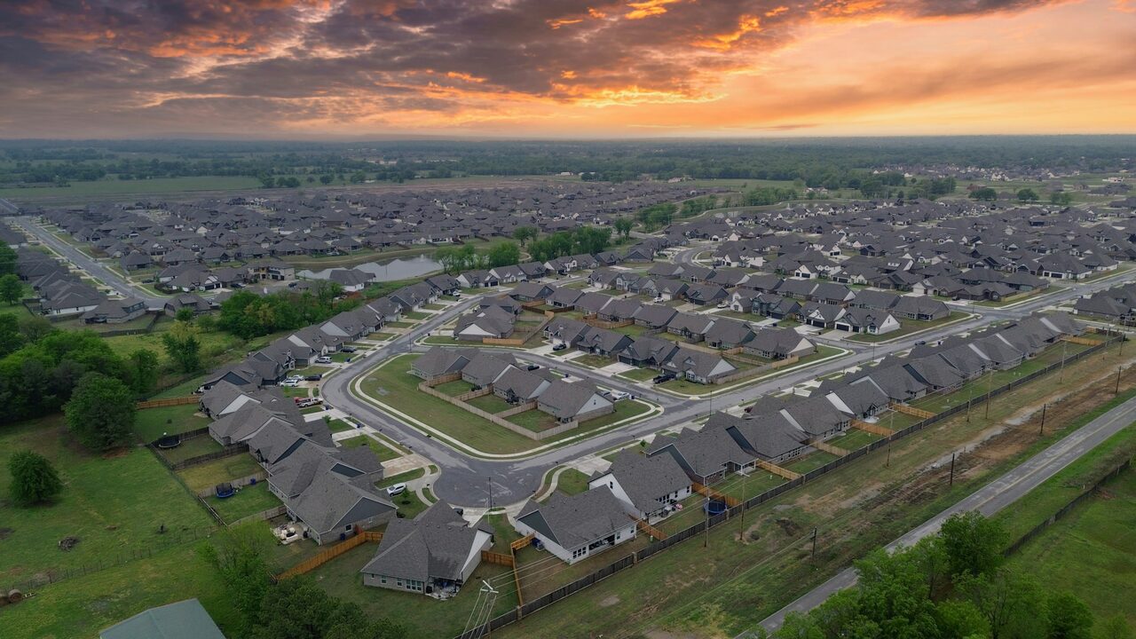 Vista aérea de un barrio residencial de Florida al atardecer