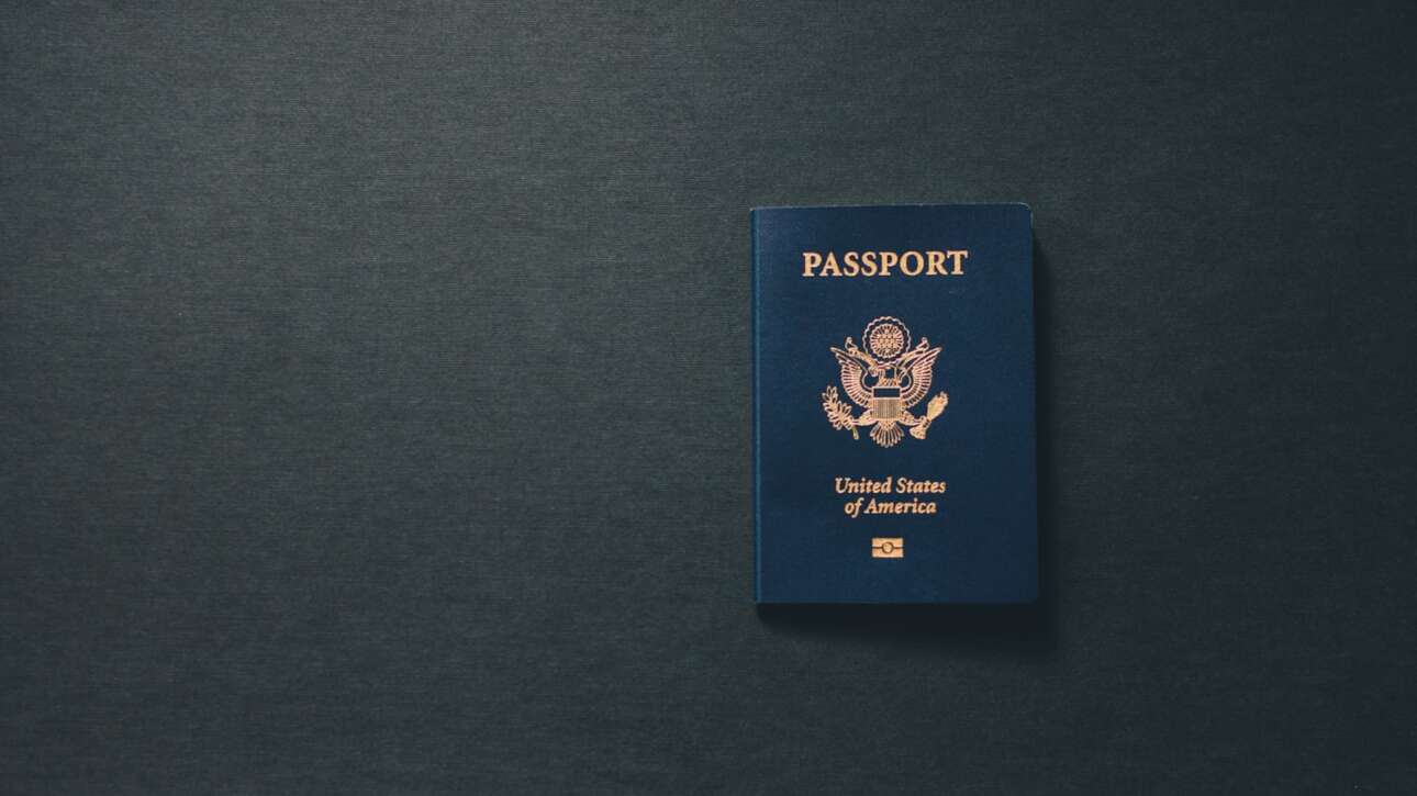Pasaporte y documentos de un comprador extranjero