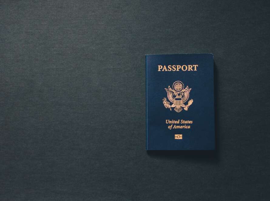 Pasaporte y documentos de un comprador extranjero