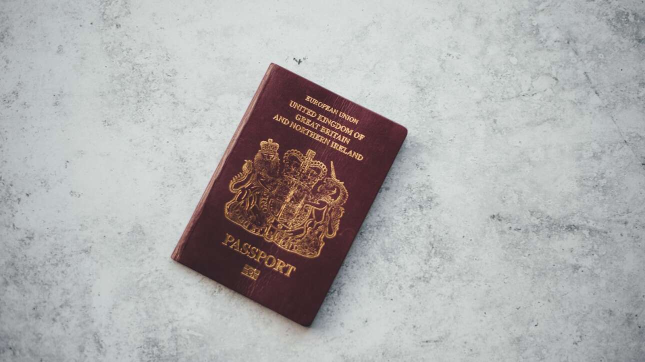 Pasaporte y documentos de un comprador extranjero