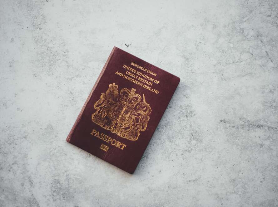Pasaporte y documentos de un comprador extranjero