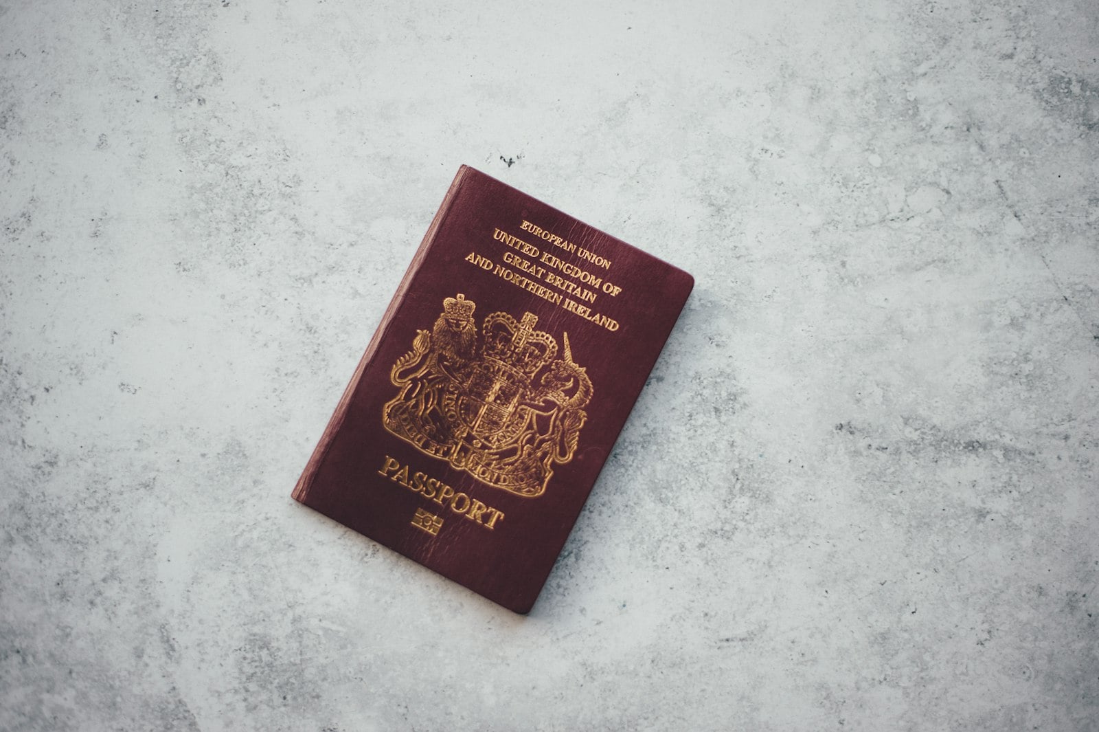 Pasaporte y documentos de un comprador extranjero