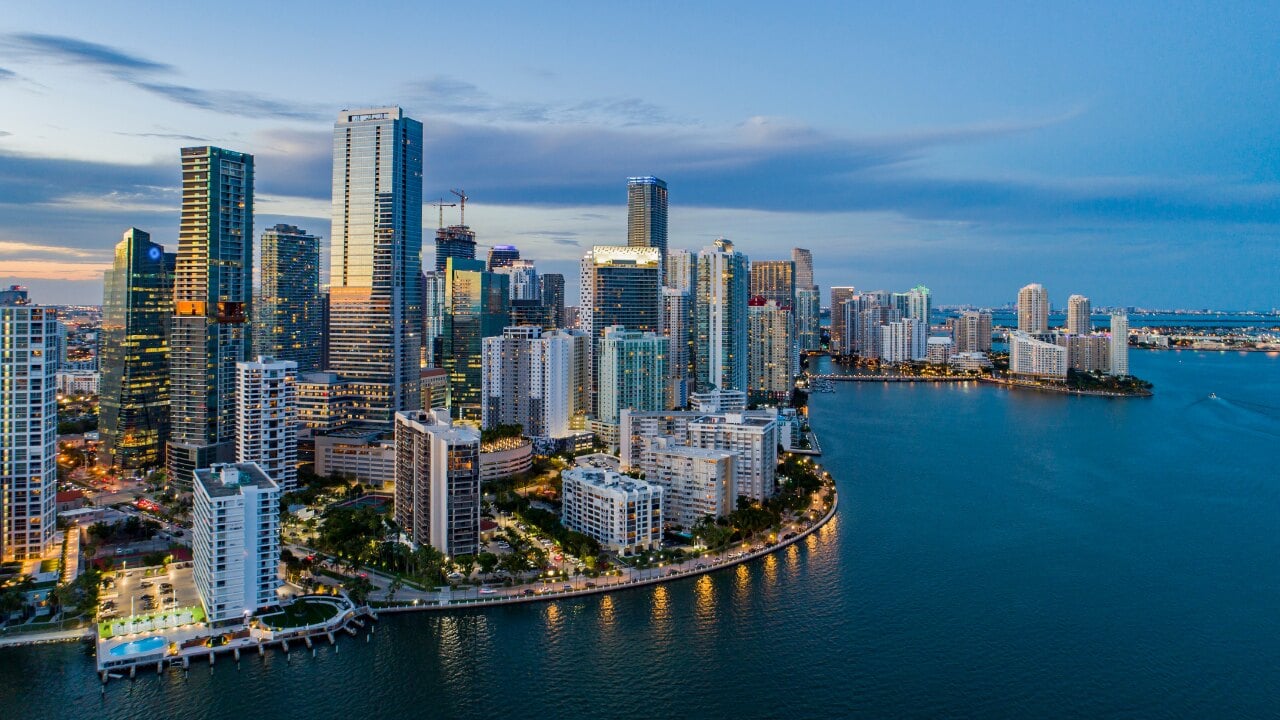 Vista aérea de Brickell y la bahía de Miami al atardecer
