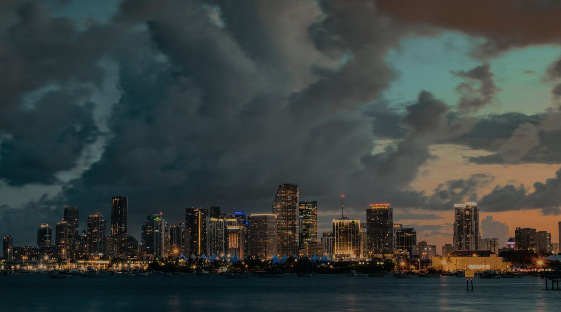 Skyline de Miami de noche