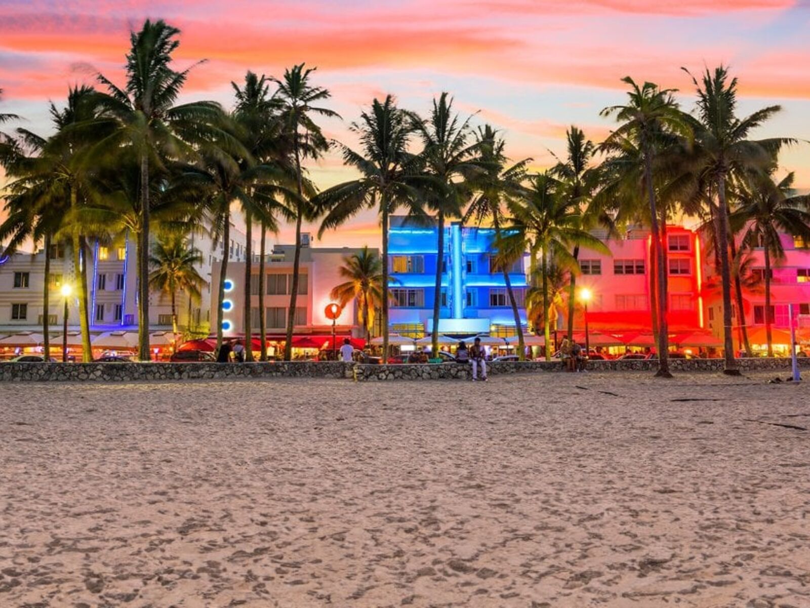 Ocean Drive en Miami Beach al anochecer