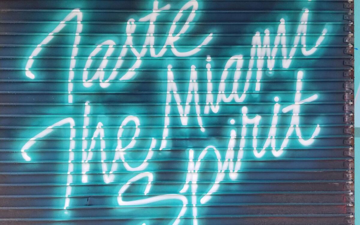 Rótulo de neón «Taste the Miami spirit» en Wynwood