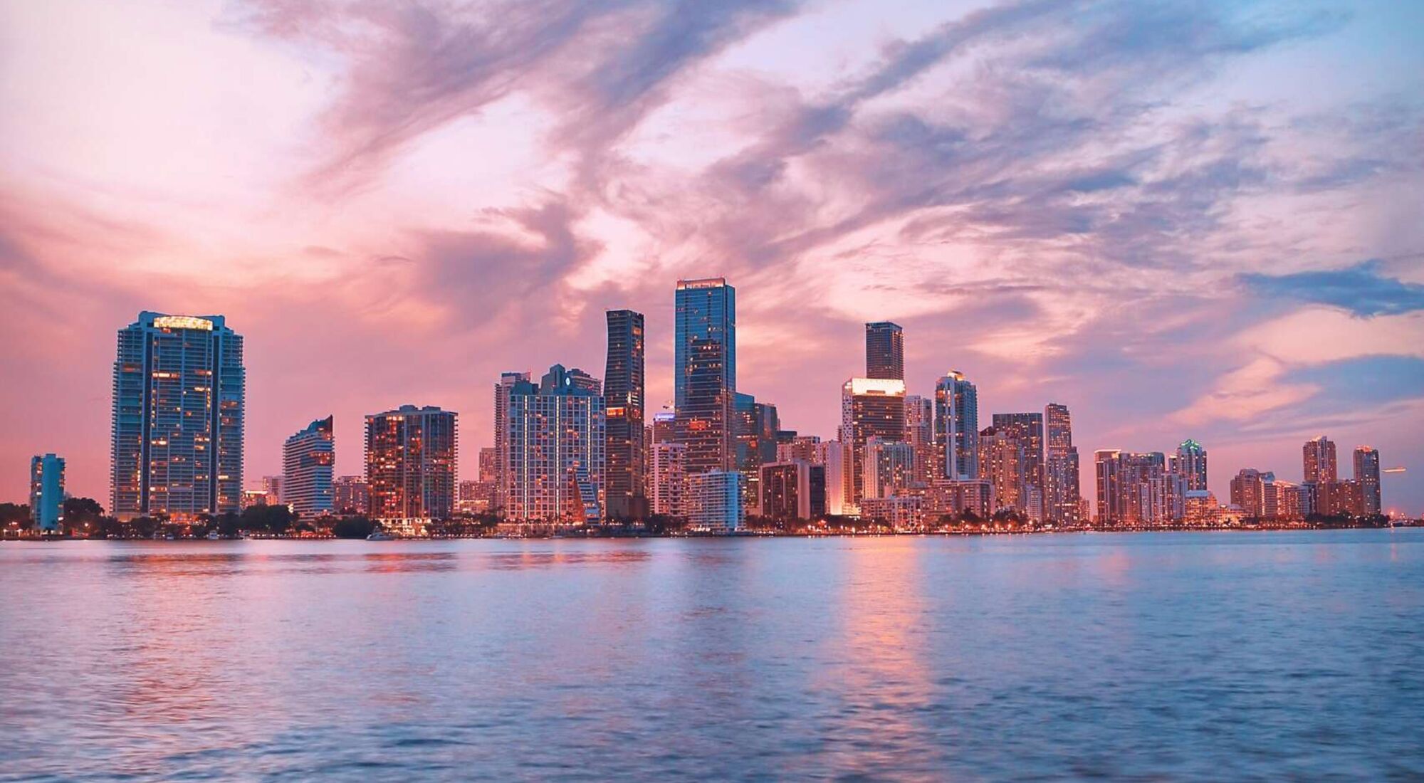 Skyline de Miami al atardecer visto desde la bahía