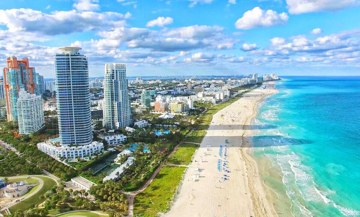 Vista aérea de edificios frente a la playa en Miami Beach