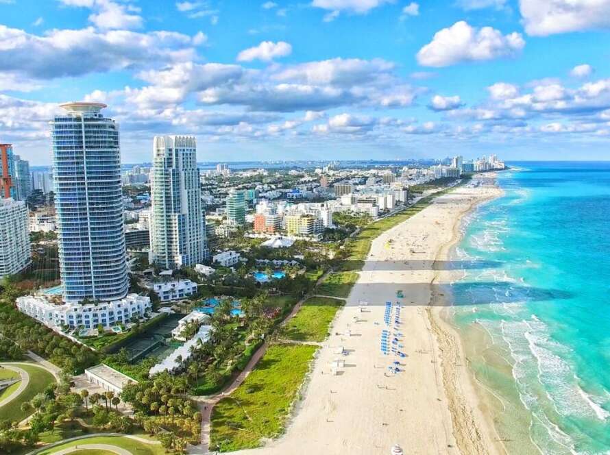 Vista aérea de edificios frente a la playa en Miami Beach