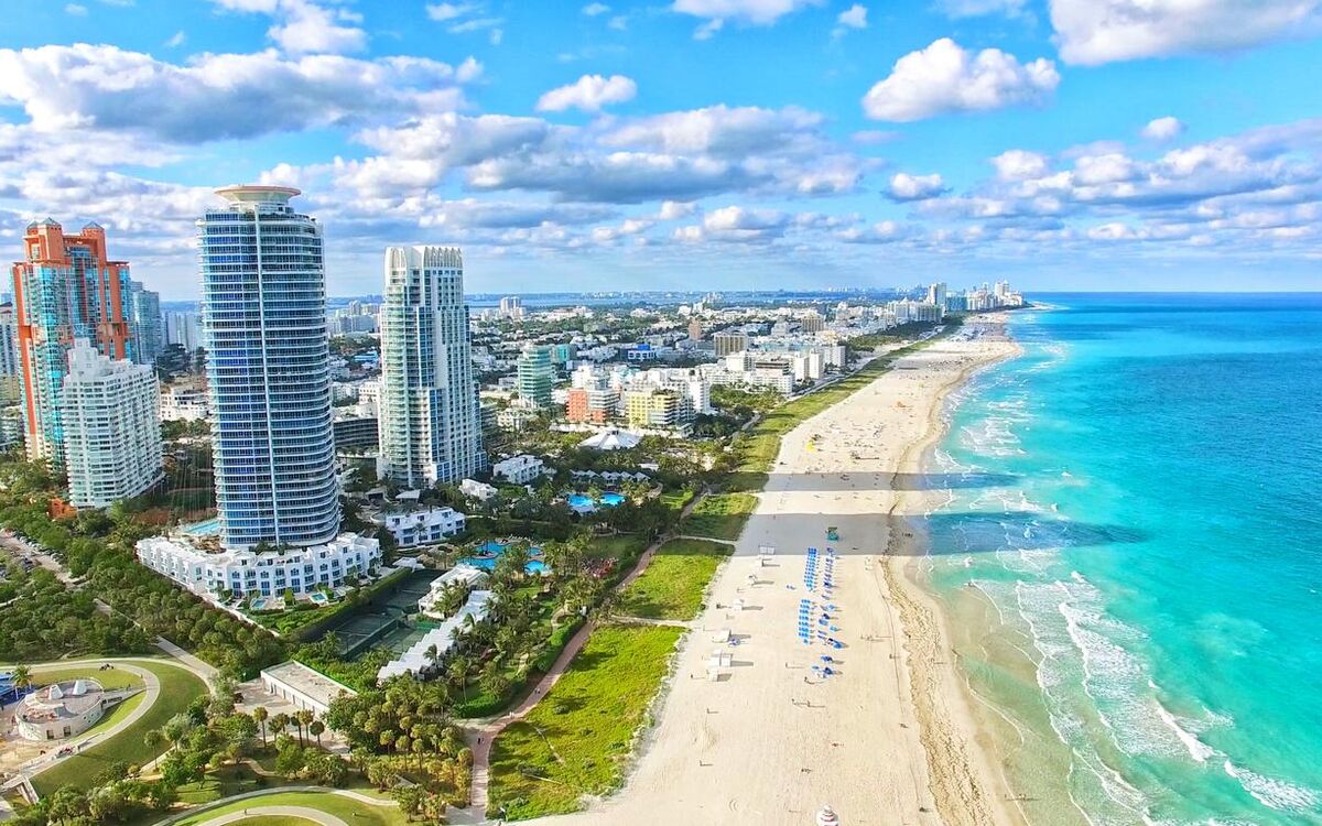 Vista aérea de edificios frente a la playa en Miami Beach