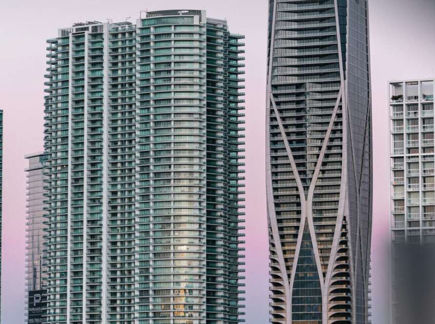 Edificios residenciales entre palmeras en el sur de Florida
