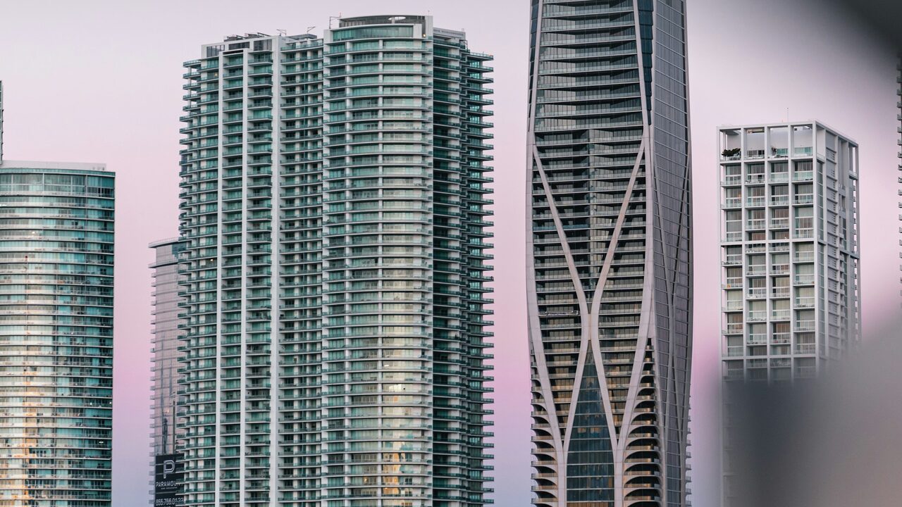 Edificios residenciales entre palmeras en el sur de Florida