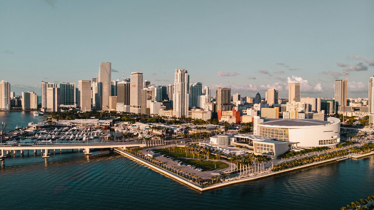 Rascacielos frente a la bahía en Miami
