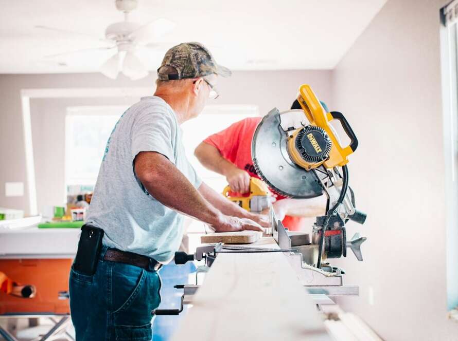 Dos operarios trabajando en la reforma integral de una vivienda