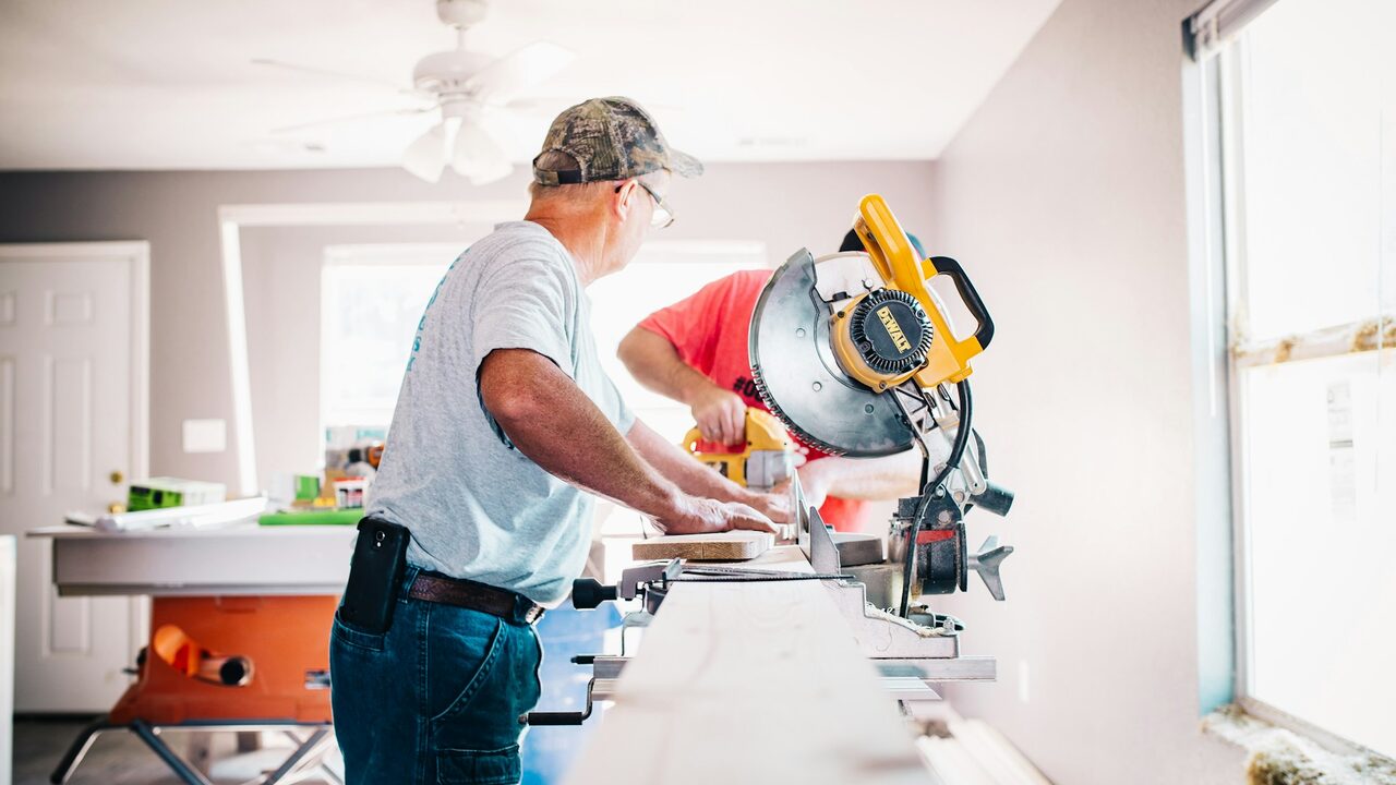 Dos operarios trabajando en la reforma integral de una vivienda