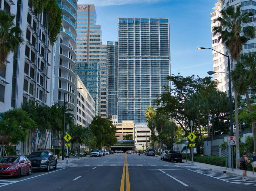 Torres de oficinas y viviendas en el centro de Miami vistas desde la calle