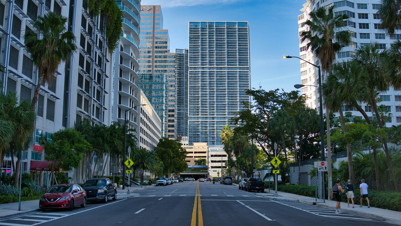 Torres de oficinas y viviendas en el centro de Miami vistas desde la calle