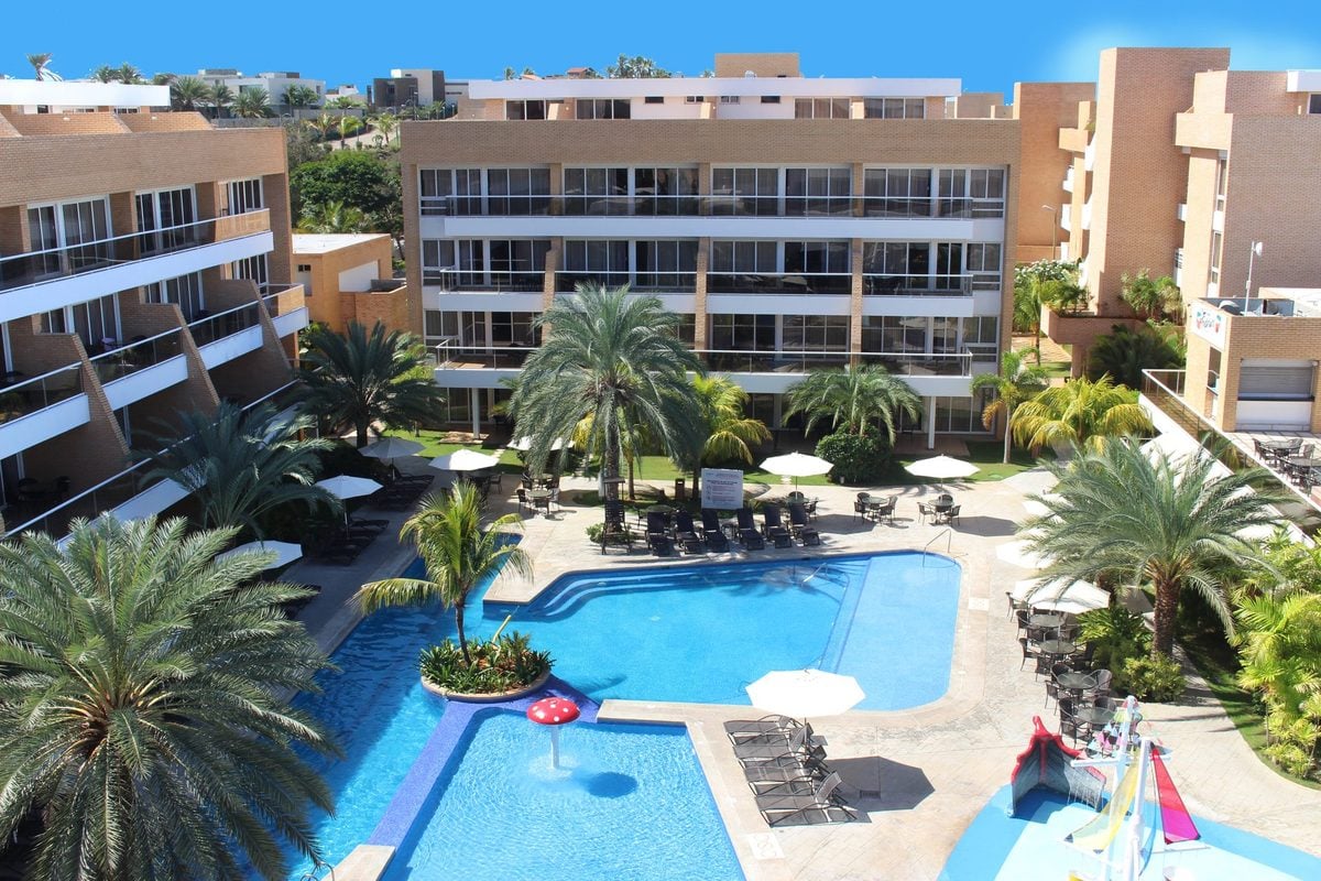 Hotel Margarita Real, de CorpoReal, con su piscina y jardines
