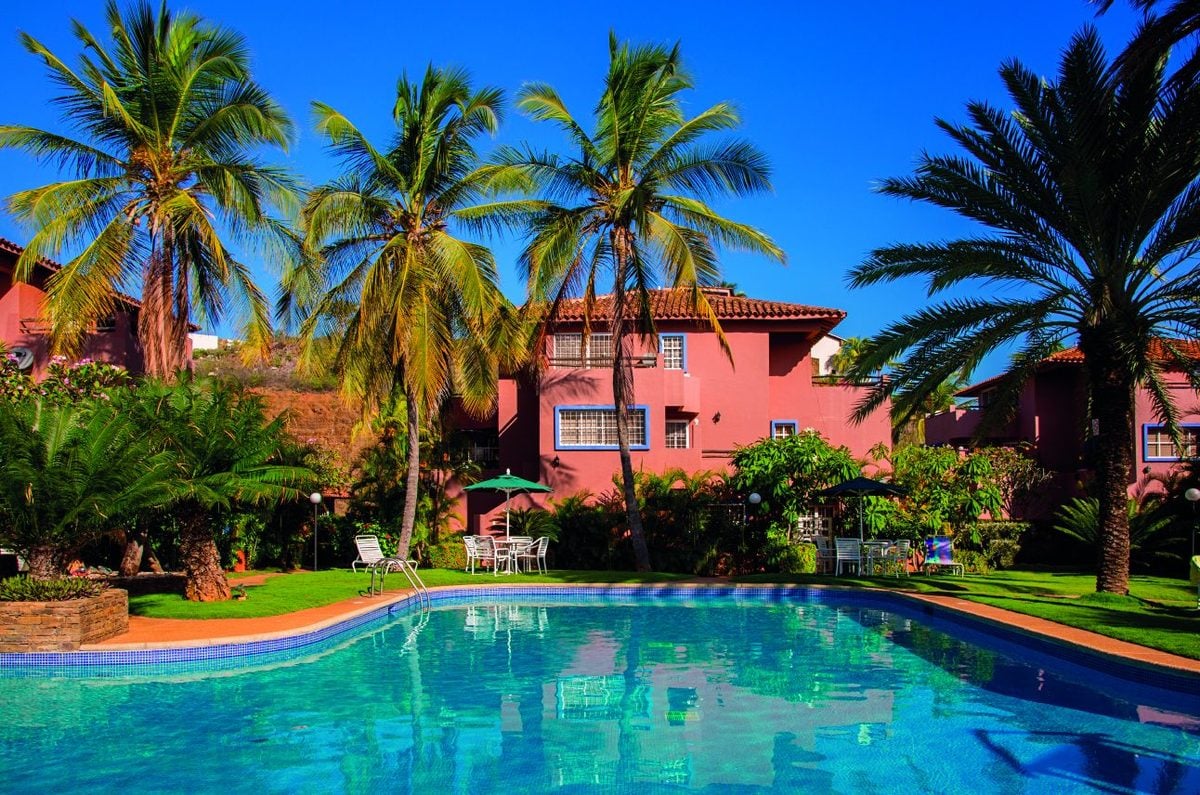 Conjunto Palma Real, de CorpoReal, con piscina y palmeras