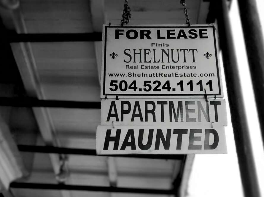 Cartel de venta frente a una vivienda
